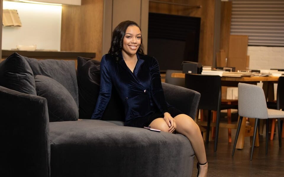 How to Become a Virtual Assistant and Make 6 Figures in Revenue