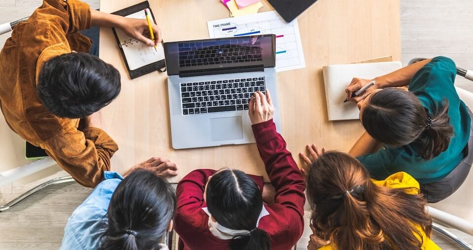 The free virtual assistant that helps young people look for work arrives: here’s how it works