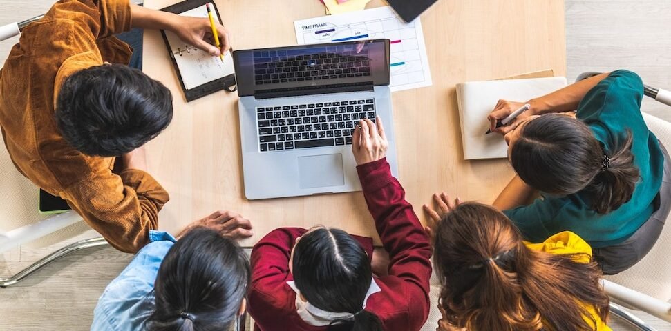 The free virtual assistant that helps young people look for work arrives: here’s how it works